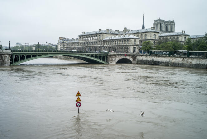 Sur les quais de Seine, dans le centre de Paris, pres de la place du Chatelet.