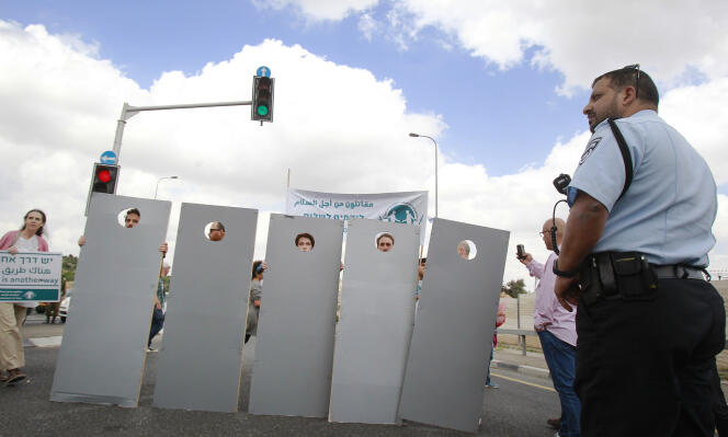 Des opposants au mur entre Israël et la Palestine, près de Jérusalem, le 6 mai 2016.