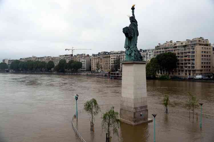 La statue de la Liberté, sur la Seine à Paris, mercredi 1er juin.