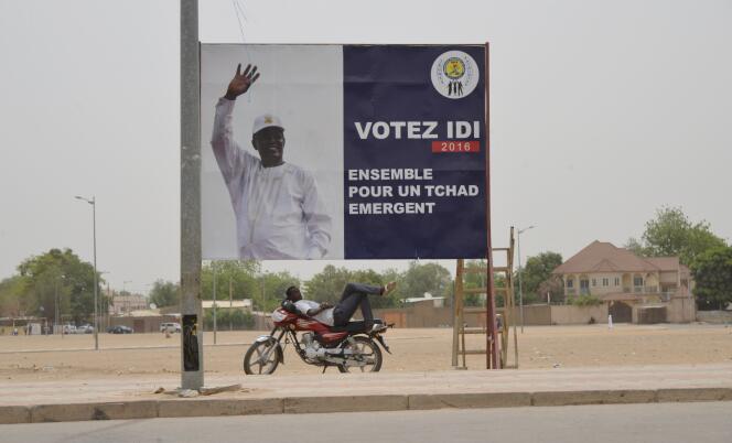 Affiche de campagne du président tchadien Idriss Deby, dont la réélection est contestée par une partie de l’opposition.