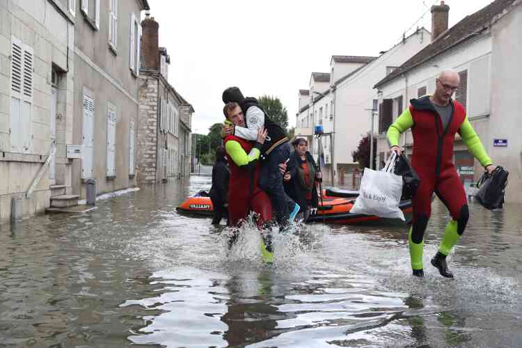 Evacuation des habitants dans la commune de Souppes-sur-Loing (Seine-et-Marne), mercredi 1er juin, en raison des inondations causées par un épisode de pluies record en France.