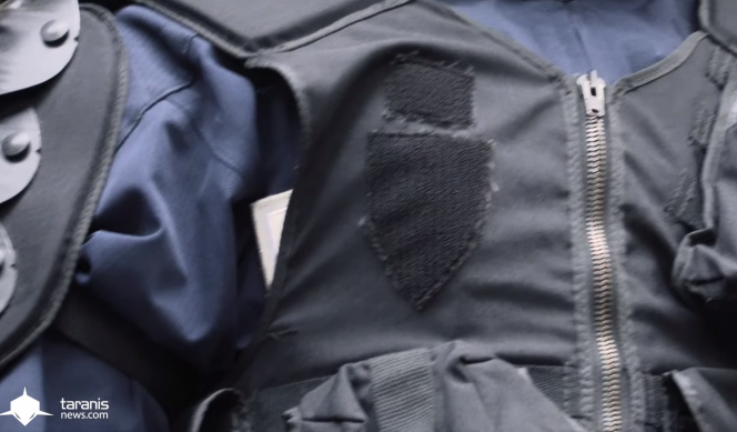 Un policier semble-t-il sans matricule sur son uniforme, filmé par l’agence Taranis News à Rennes le 31 mai 2016.