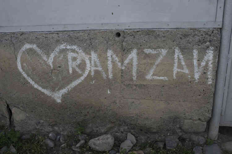 Du jeune Ramzan, il ne reste que ces inscriptions tracées à la craie sur les murs de sa maison : « Ramzan, 16 years old », « Ramzan, love ». Tina Alkhanichvili, sa mère, l’a compris plus tard : Ramzan était parti en Syrie.