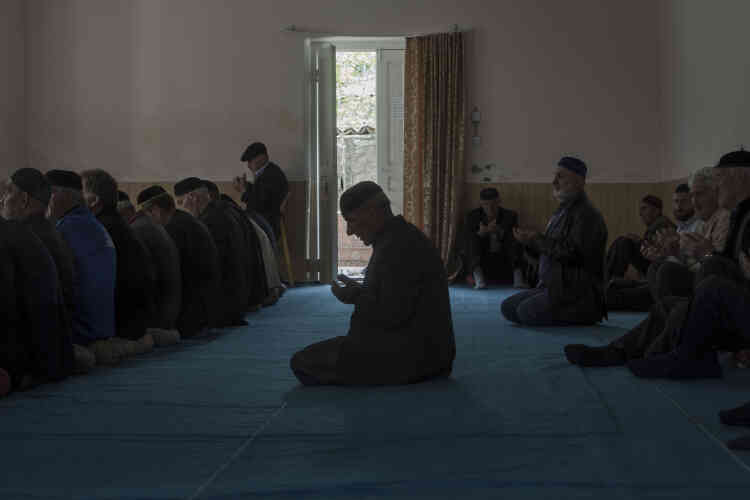 La prière du vendredi à la mosquée de Duisi, principal bourg de la vallée du Pankissi.