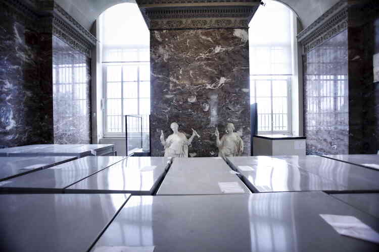 Dans le pavillon Mollien. Le Musée des arts décoratifs, qui jouxte le Louvre, a pris des mesures identiques pour mettre à l’abri ses pièces textile et de mobilier stockées dans des réserves menacées par la crue.