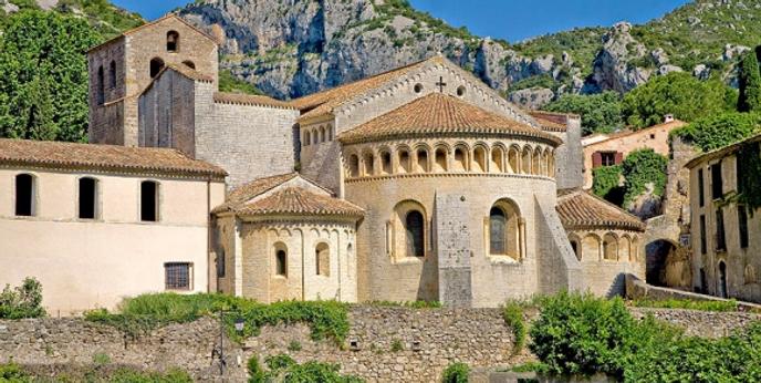 L’abbaye de Gellone, perchée sur les hauteurs de Saint-Guilhem-le-Désert.