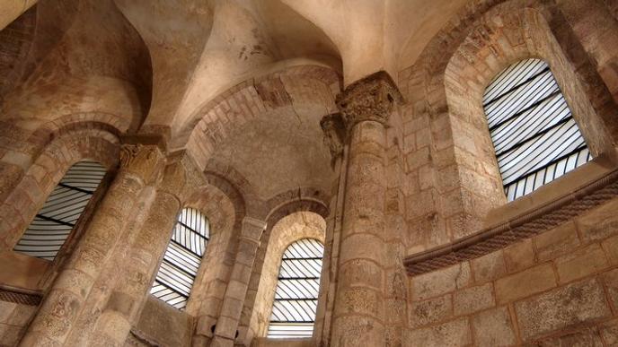 A l’Abbatiale de Conques, les vitraux modernes de Soulages ont fait couler beaucoup d’encre...