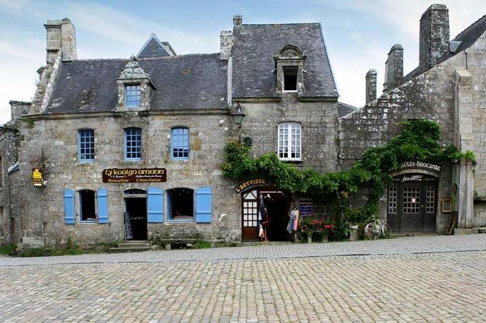 Un village de granit, comme un décor de cinéma.
