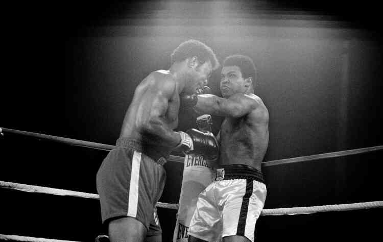 Ali va adopter une étonnante stratégie pour vaincre en encaissant pendant sept rounds les coups rageurs de son adversaire jusqu’à ce que la « momie » s’épuise.
