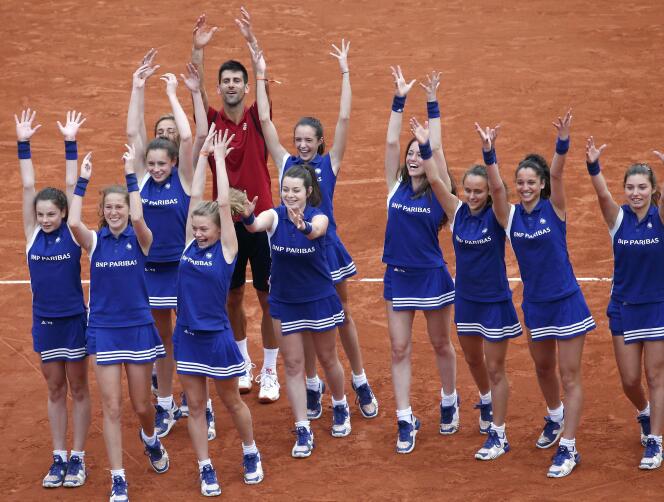 Novak Djokovic fête sa première victoire à Roland-Garros, dimanche 5 juin, avec les ramasseurs de balles.