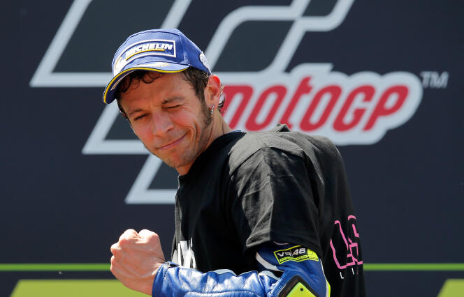 Une connivence retrouvée pour le pilote italien Valentino Rossi, après sa victoire, dimanche 5 juin, sur le circuit de Montmelo(Espagne)  en Moto GP.