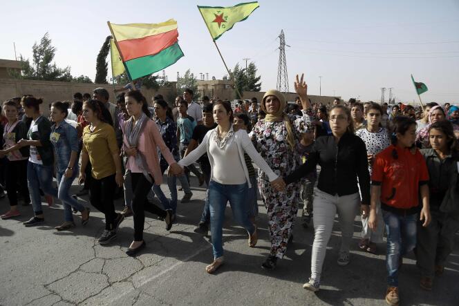 Des Kurdes syriens manifestent à Kobané lors des funérailles de combattants morts pendant l’assaut donné contre l’organisation Etat islamique dans la ville de Manbij, samedi 4 juin 2016.