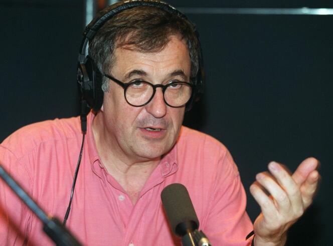 l'animateur de France-Inter et humoriste Philippe Meyer intervient à l'antenne, le 12 mai 2000 à la Maison de la Radio à Paris, dans les studios de France-Inter. / AFP PHOTO / JEAN-PIERRE MULLER