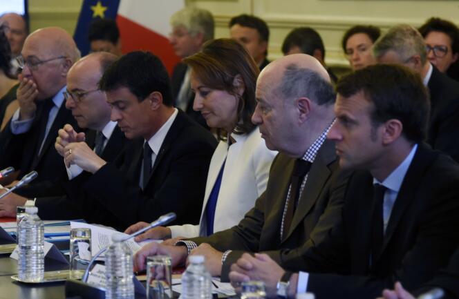 Michel Sapin, Bernard Cazeneuve, Manuel Valls, Segolene Royal, Jean-Yves Le Drian et Emmanuel Macron, le 6 juin à Paris.