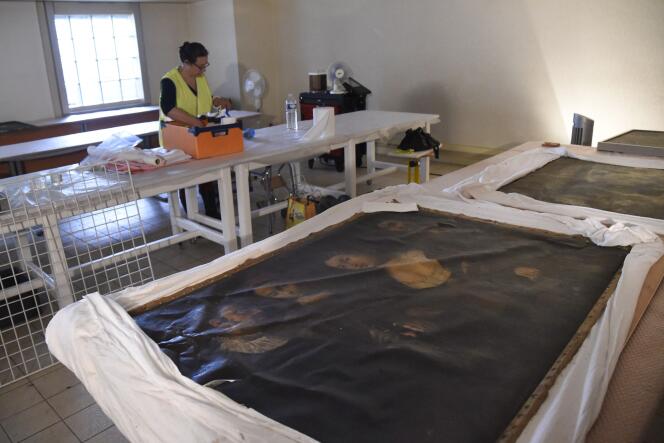 Une restauratrice travaille sur les œuvres abîmées par l’inondation, à Montargis, le 6 juin.