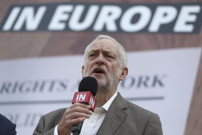 Jeremy Corbyn, leader du Parti travailliste, à Londres, le 6 juin, lors du lancement d’une affiche de campagne pour le référendum du 23 juin sur l’Union européenne.