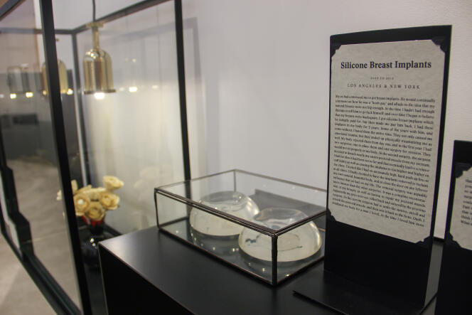 Des implants mammaires exposés au Museum of Broken Relationships de Los Angeles.