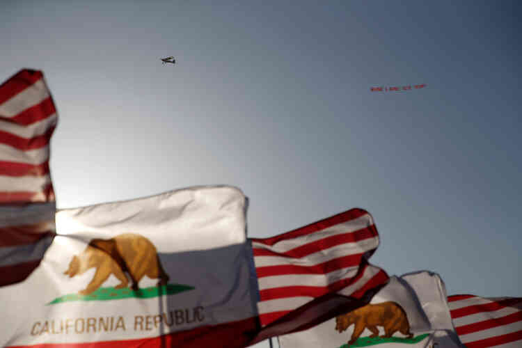Un avion avec une banderole où est écrit : « C’est fini pour Bernie, votez Trump », survole un rassemblement en faveur du candidat démocrate à Vallejo, en Californie, le 18 mai.