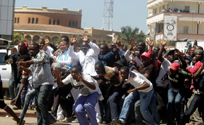Manifestation de l’opposant Moïse Katumbi (à gauche centre en blanc avec une écharpe bleue) et de ses partisans, le 13 mai 2016, à Lubumbashi.