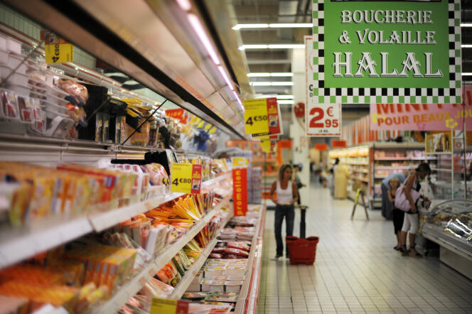 Rayonnage halal dans un supermarché d’Illzach (Haut-Rhin).