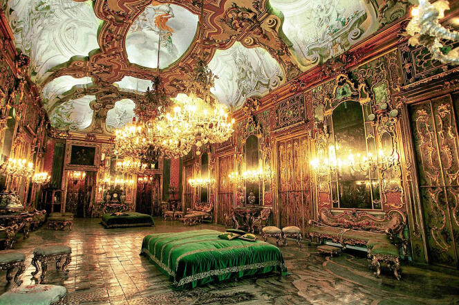 La galerie des glaces au sol orné de guépards, où fut tournée la scène du bal du « Guépard » de Luchino Visconti, en 1963.