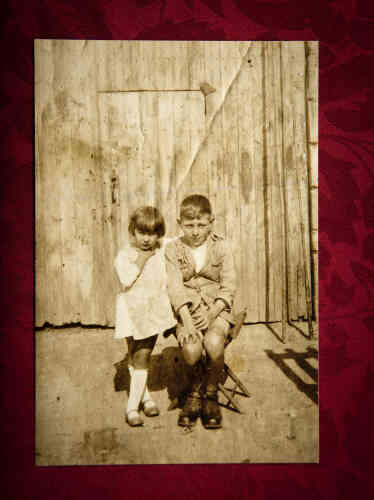 Les parents de Camille Senon (ici, Camille avec son frère aîné décédé avant guerre) habitaient à Oradour depuis 1942. Auparavant, ce couple modeste, un cantonnier et une couturière, avaient beaucoup déménagé dans les environs. Mais son père, un poilu de 14-18 originaire du village, souhaitait retrouver les siens.