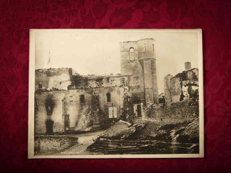 Les femmes et les enfants s’entassèrent dans l’imposante église (photo) que les SS incendièrent, comme le reste du bourg. Tout partit en fumée.