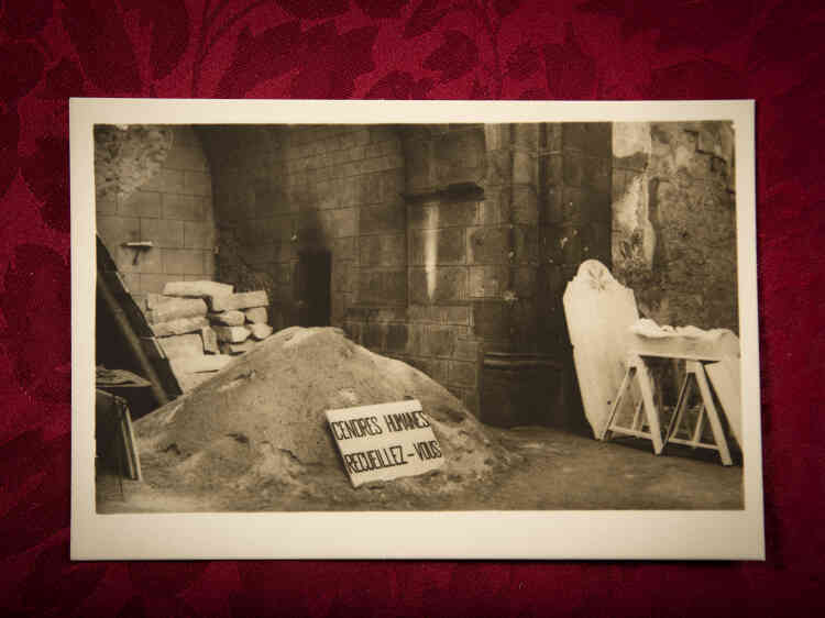 Il ne reste plus aujourd’hui qu’un village fantôme dont les ruines furent classées monument historique en 1945. A l’époque, des cartes postales comme celle-ci furent éditées au bénéfice de l’Association nationale des familles de martyrs d’Ouradour-sur-Glane.