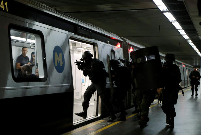 La police brésilienne participe à une simulation d’attentat dans le métro de Rio, sous la supervision d’instructeurs français.