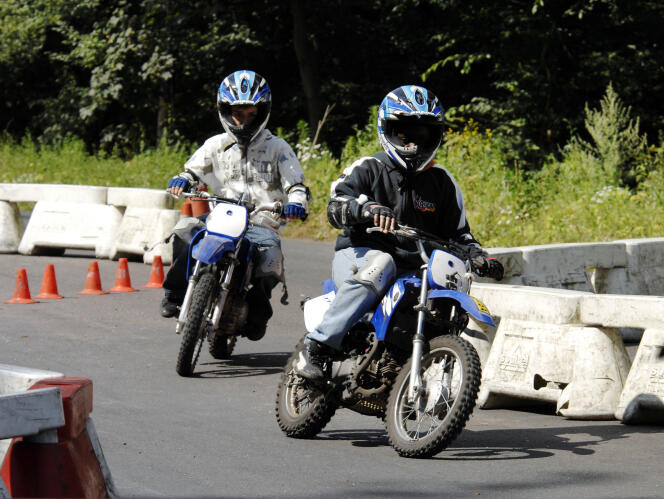 Des enfants sur des minimotos, sur le circuit de Monneret, à Meudon, en 2007.