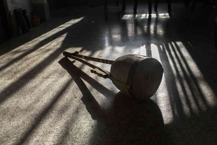 Un aktara appartenant à feu le professeur. Enfant, son père lui avait interdit d’apprendre à jouer d’un instrument. Adulte, il avait construit une école de musique en bambou.