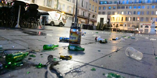 Des bouteilles de bière dans les rues de Marseille, le 11 juin 2016.