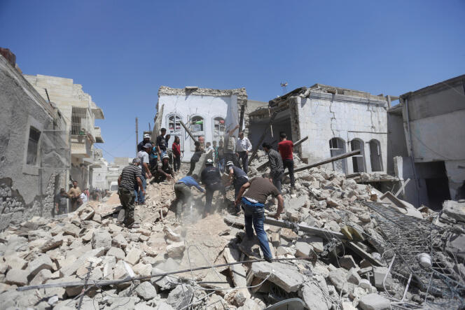Des civils à la recherche de survivants après le bombardement d’Idlib, en Syrie, le 12 juin.