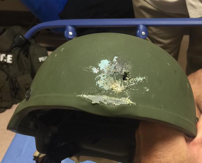 Le casque en Kevlar d’un officier après les échanges de coup de feux à l’interieur du Pulse .