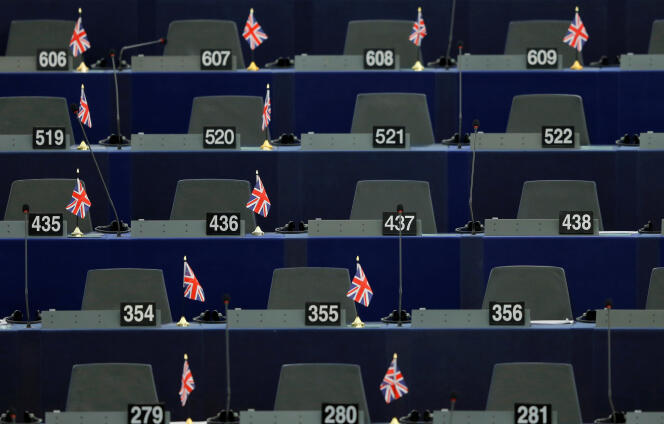 Des drapeaux du Royaume Uni aux places des députés du groupe « Europe de la liberté et de la démocratie directe » au parlement euroéen à Bruxelles le 8 juin 2016.