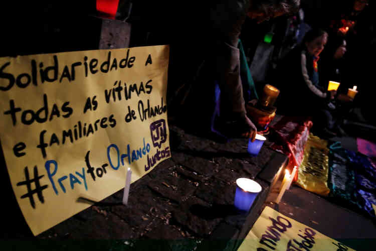 A Sao Paulo, au Brésil, des bougies sont déposées devant l’inscription « Solidarité avec toutes les victimes d’Orlando et leurs familles ».