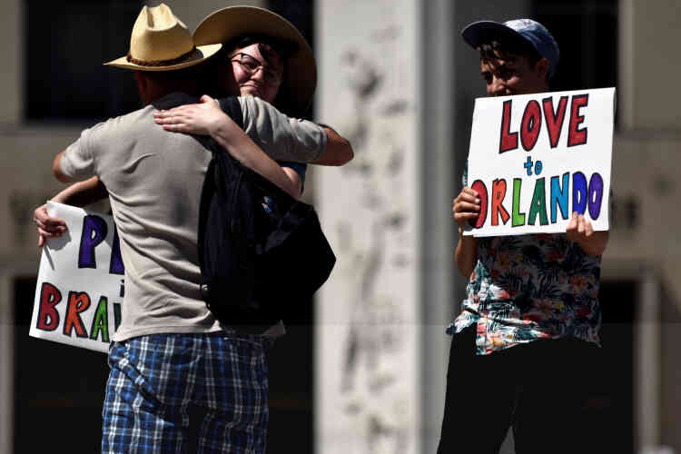 Des pancartes de condoléances et de soutien aux tués et aux blessés d’Orlando, lors de la Capital Pride de Washington (District de Columbia).