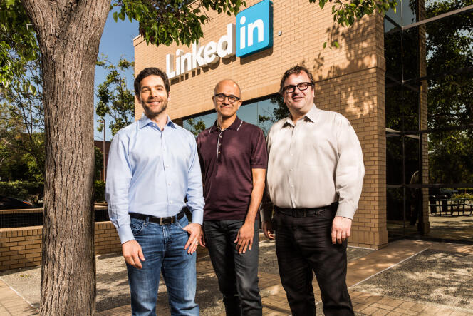 Le patron de Microsoft Satya Nadella entouré de Jeff Weiner (à gauche) et Reid Hoffman (à droite), respectivement PDG et fondateur de LinkedIn, en juin.
