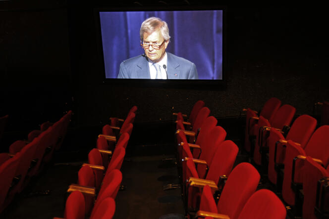 Vincent Bolloré, en avril 2016, sur un écran de la salle Olympia à Paris.