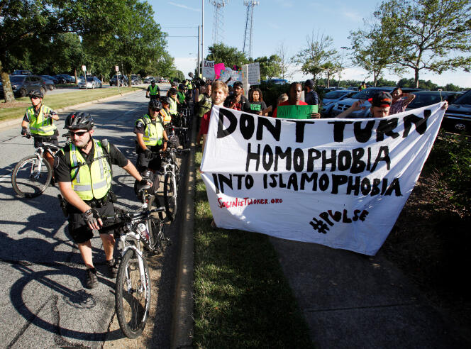 « Ne transformez pas l’homophobie en islamohpobie », clament des opposants à Donald Trump, le 14 juin à Greensboro (Caroline du Nord)