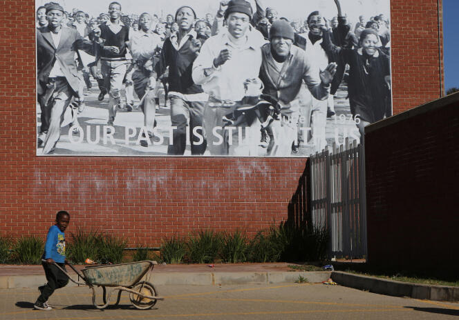 Une photo de Peter Magubane sur un mur faisant face à une école du township de Soweto.