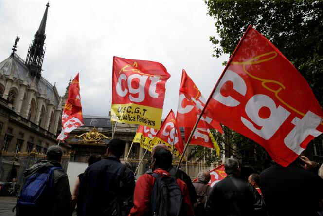 Des drapeaux de la Confédération générale du travail lors d’une manifestation le 16 juin.