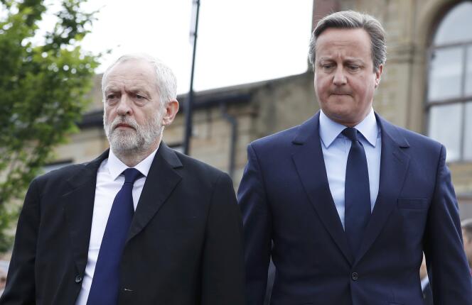Le leader travailliste Jeremy Corbyn et le premier ministre David Cameron se recueillent le 17 juin à Birstall près de Leeds sur les lieux de l’agression de la députée Jo Cox.