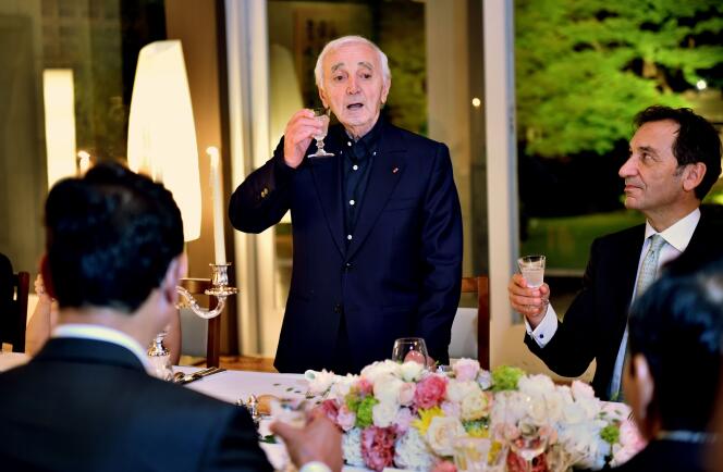 Le 17 juin, l’ambassadeur de France au Japon, Thierry Dana, organisait un « dîner d’amitié » en présence du chanteur Charles Aznavour.