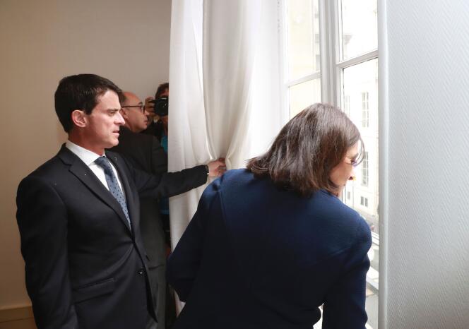 Manuel Valls et Anne Hidalgo visitent l’îlot Saint-Germain, à Paris, le 17 juin.