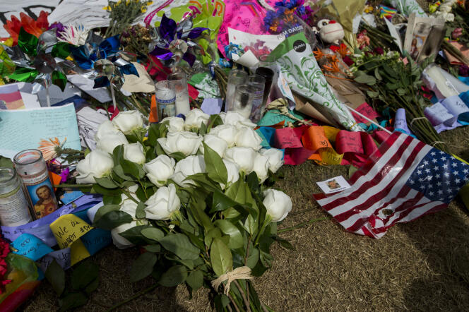Le président Obama a rencontré les familles des victimes et déposé 49 roses blanches au mémorial.