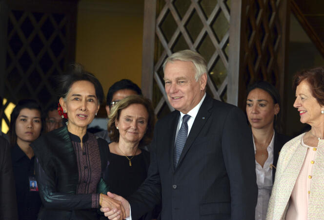Le ministre français des affaires étrangères, Jean-Marc Ayrault, avec la Prix Nobel de la paix Aung San Suu Kyi, le 17 juin à Naypyidaw, en Birmanie.