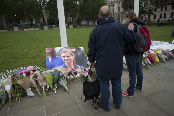 Plusieurs personnes rendent hommage à Londres à la députée assassinée jeudi 16 juin.