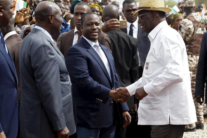 Le président de l’Assemblée nationale ivoirienne Guillaume Soro serre la main du président Alassane Ouattara en 2015.