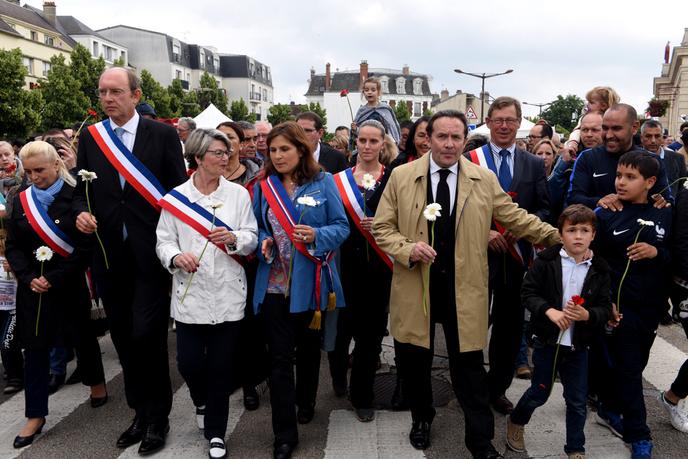 Un millier de personnes rassemblées à Mantes-la-Jolie en hommage au couple de fonctionnaires ...